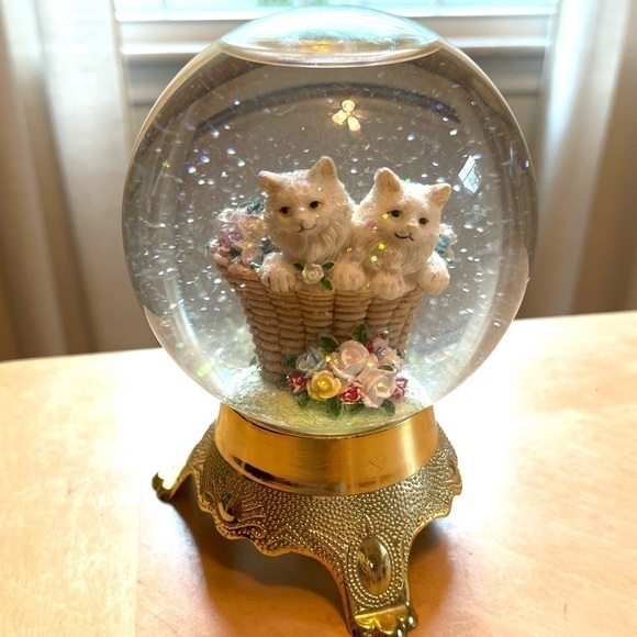 Vintage Eleco Snow Globe Fluffy White Cats in Basket, Made in Taiwan, Like New - Picture 4 of 17